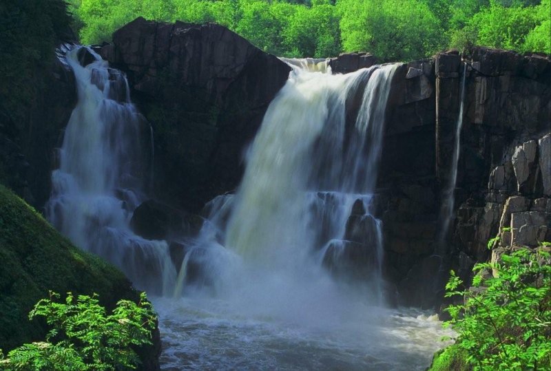 CASCADES AND WATERFALLS