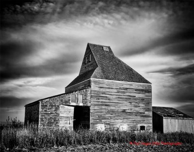 black and white barn logan county2 .jpg