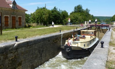 040Bergundy canal boat.jpg