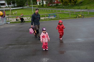 Andreas picking up the kids from Barneheggen (sp)