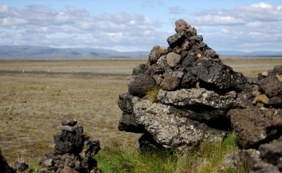 Beyond the cairns, the sandy desert of Myrdalssandur.