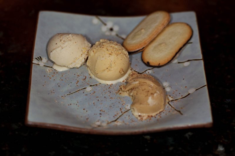 Trio of eggnog ice creams with cookies