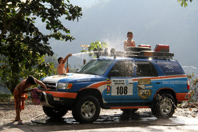 Lavan el Toyota en el camino