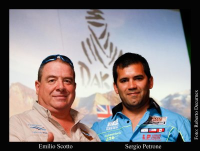 DAKAR 2012 Emilio Scotto con Sergio Petrone y su equipo MED (Misión Ezeiza Dakar)