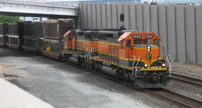 Finally! SD40-2 and a GP39-2 head up a trash train in Seattle