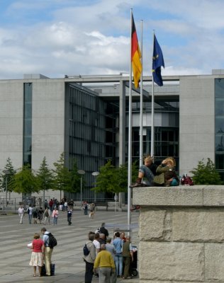 Punkers and tourists near Reichstag