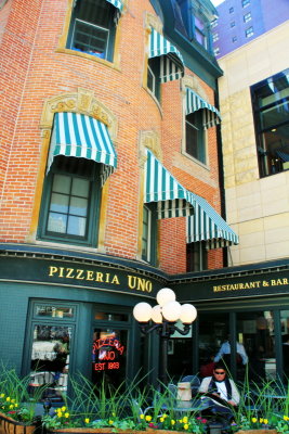 Pizzeria Uno - Chicago Deep Dish pizza