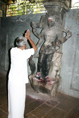 Prayers inside, Meenakshi temple, Madurai, India