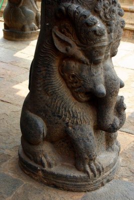 Yazhi at the base of the pillar, Darasuram