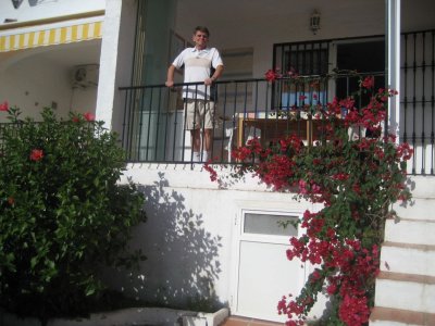 Janne, hibiscus och  bougainvilla