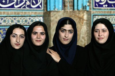 Schoolgirls visiting Sheikh Lotfallah mosque