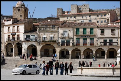 The central square of Trujillo, where tourists gather.....