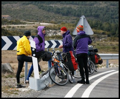 Cyclists resting in a Gredos mounatin pass