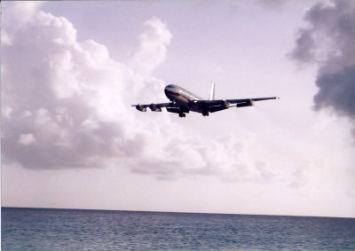 Plane landing at Juliana Airport