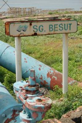 Another picture of rusty Besut River signboard