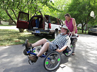 Mark _s_shows trike to Eleanor.jpg