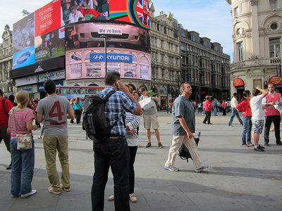 London Street -s- Doug looking for the Loo .jpg