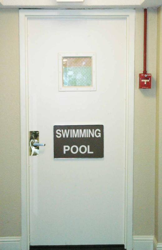 Swimming pool entrance 5175