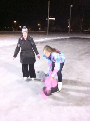 Kaitlyn helping Jordyn skate