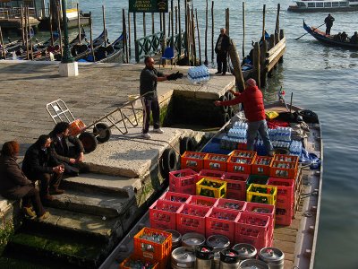 Venezia: Workers unloading drinks .. 0300.jpg