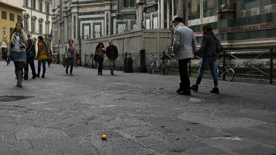 A lemon on the piazza Duomo .. 0493_5