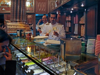 Gelato servers at Giolittti .. 1606