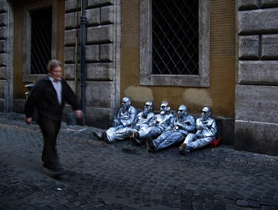 Happy street artists entertaining on via della Cuccagna .. 2275