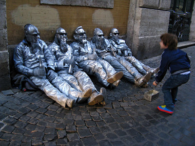 Happy street artists entertaining on via della Cuccagna .. 2274