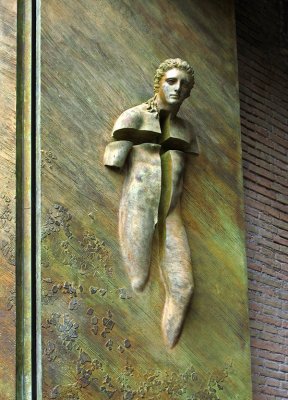 La Basilica di Santa Maria degli Angeli e dei Martiri, portal, martyr sculpture on door, closeup .. 3314