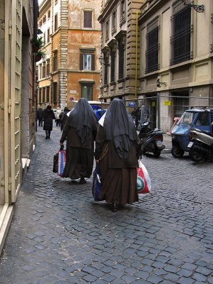 Roman nuns shopping .. 3210