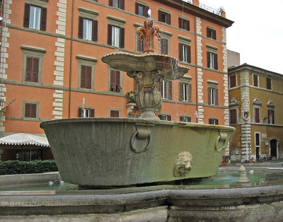 Piazza Farnese, fountain, closeup  .. 33227