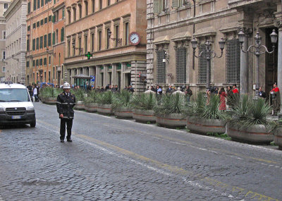 Policeman directing traffic in front of the Palazzo Madama .. 3234