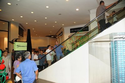 Pnoy at  Greenbelt 5 going up the escalator.