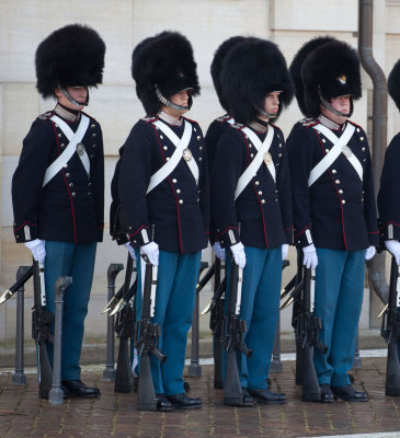 Amalienberg - changing of the guard
