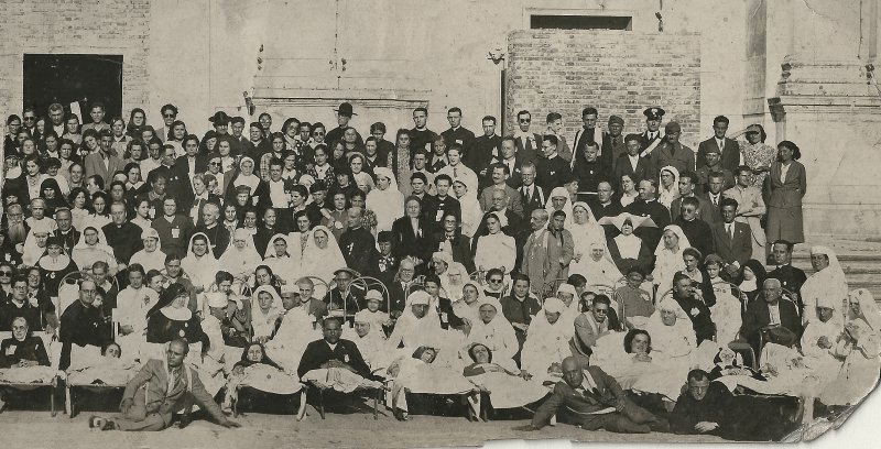 zia Mariuccia in gruppo a Lourdes (foto ripulita) - an aunt with group in Lourdes (cleaned)