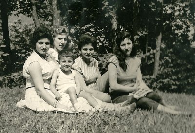 nostra madre (in mezzo) con amiche (da identificare)- our mother (in the middle)