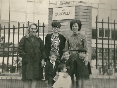 nonna, Laura, zia Tersilla, Andrea, Antonietta, Io, Rita - little family portrait