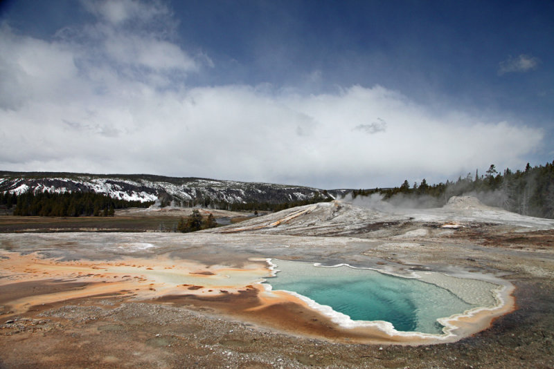 Thermal pool near Old Faithful