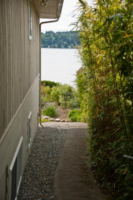 Side entrance to the front yard and beach
