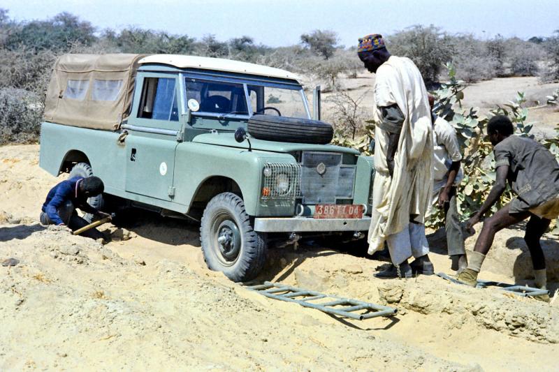 1974 - Near Lake Chad -  using sand ladders