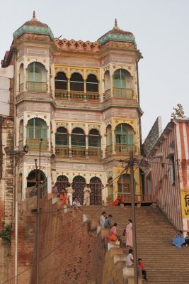 Varanassi-Palace at the Ganges.JPG