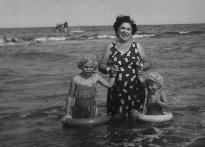 Grandma (Maria Diez)  with Linda & Maria in Raritan Bay