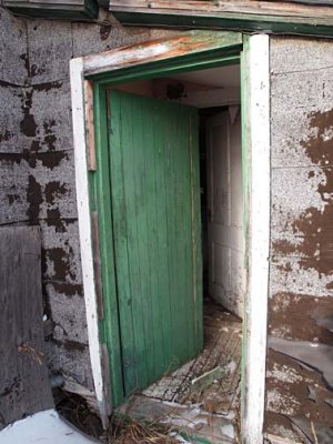 Green door B229102