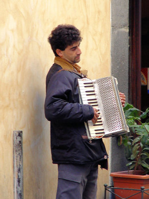 Orvieto-Musician Outside Restaurante.jpg