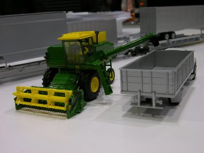 Athearn HO: New John Deere 7700 Combine with Ford F850 grain truck