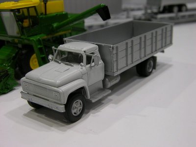 Athearn HO: New Ford F850 Grain Truck