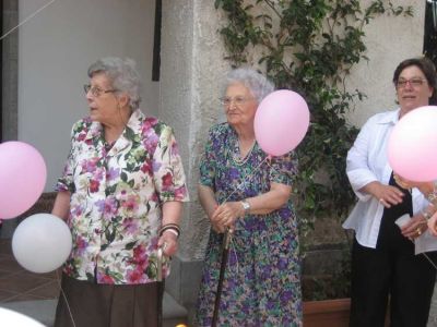 Serena's Mom and Zia Lina are ready to release their balloons.JPG