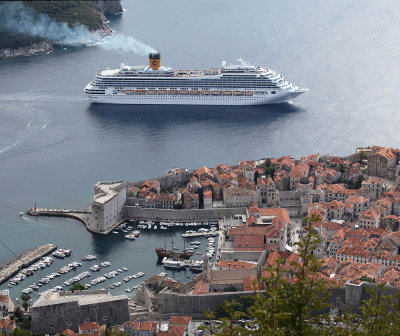 Giant on sea to Dubrovnik