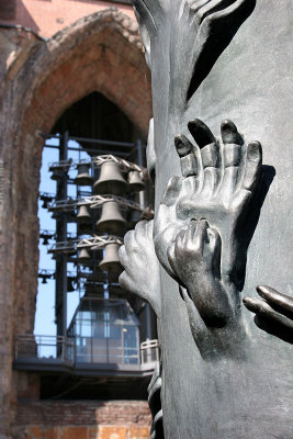 Erdenengel by St. Nikolai Memorial