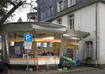 Former Gas Station, housing a General Store